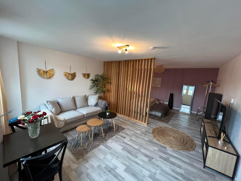 TV and multimedia, Seating area, Dining area