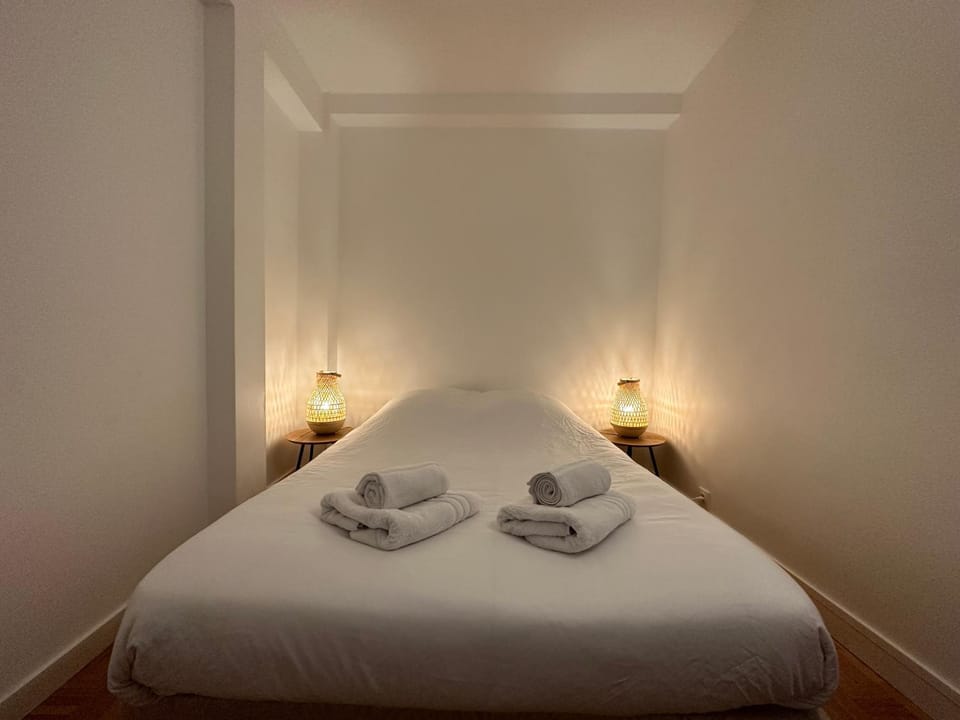 Bed, Bedroom, towels