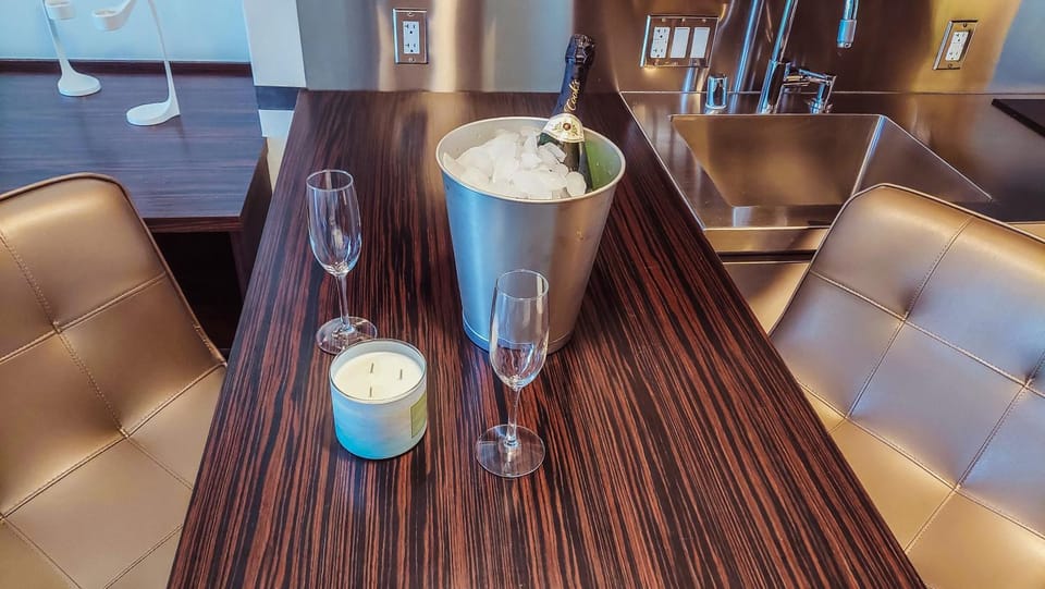Food and drinks, Seating area, Dining area, Drinks