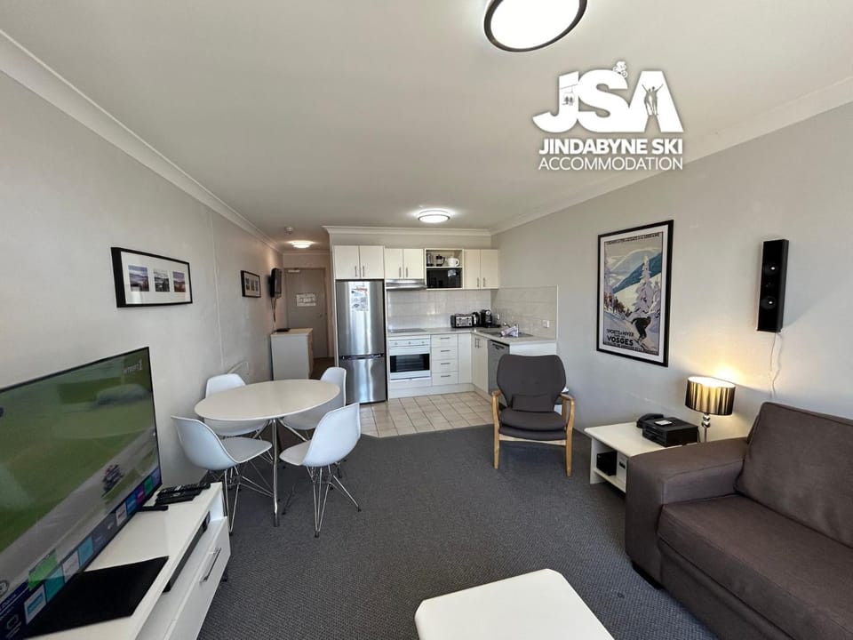TV and multimedia, Kitchen or kitchenette, Living room, Seating area, Dining area, Evening entertainment, oven, stove