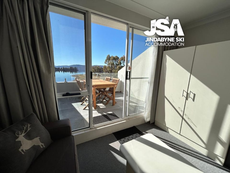 View (from property/room), Balcony/Terrace, Lake view