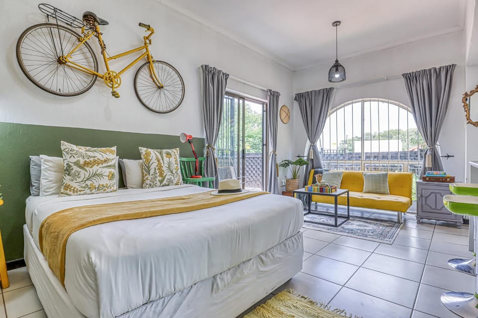Bed, Photo of the whole room, Seating area