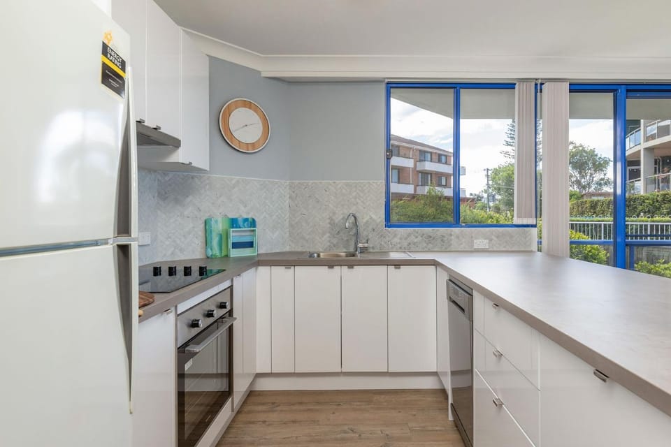 Kitchen or kitchenette, dishwasher, stove