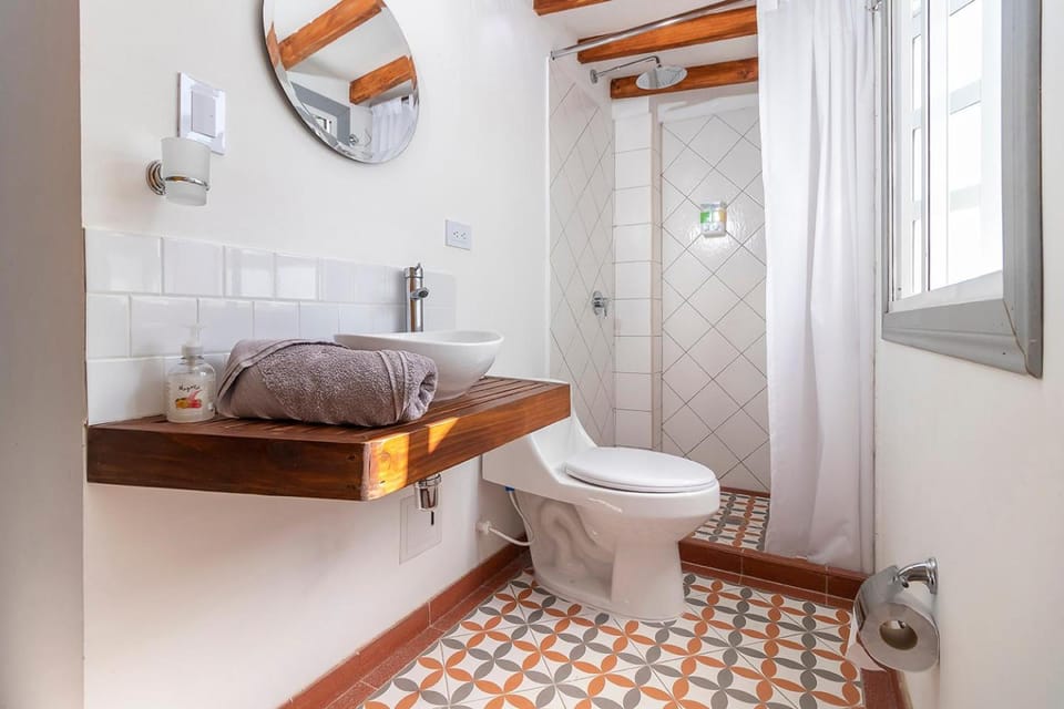 Shower, Toilet, towels