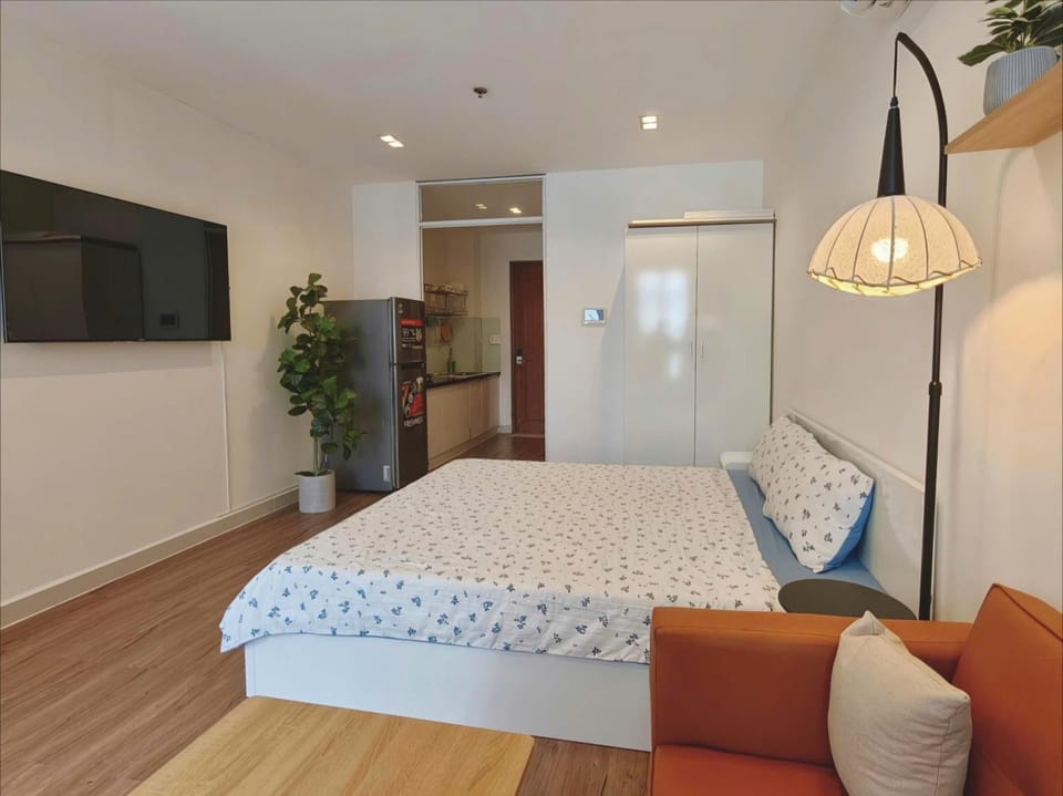 Bed, TV and multimedia, Living room, Photo of the whole room, Seating area, Bedroom
