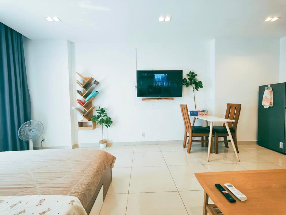 Communal lounge/ TV room, Bed, TV and multimedia, Living room, Photo of the whole room, Seating area, Evening entertainment, Bedroom