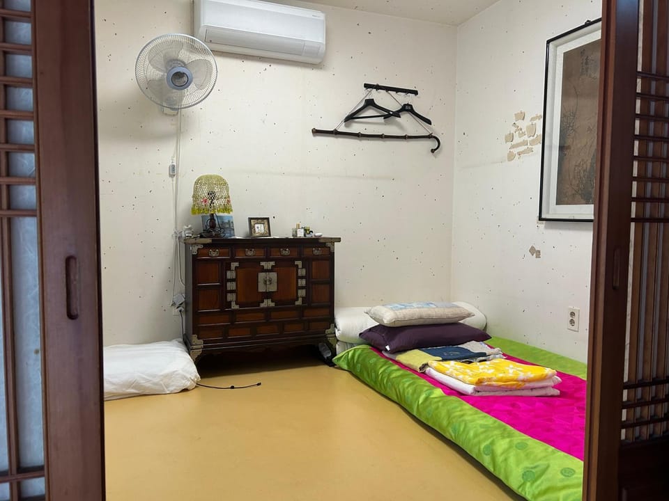 Eugene Hanok Stay Bed and Breakfast in Seoul