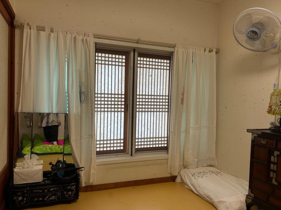 Eugene Hanok Stay Bed and Breakfast in Seoul