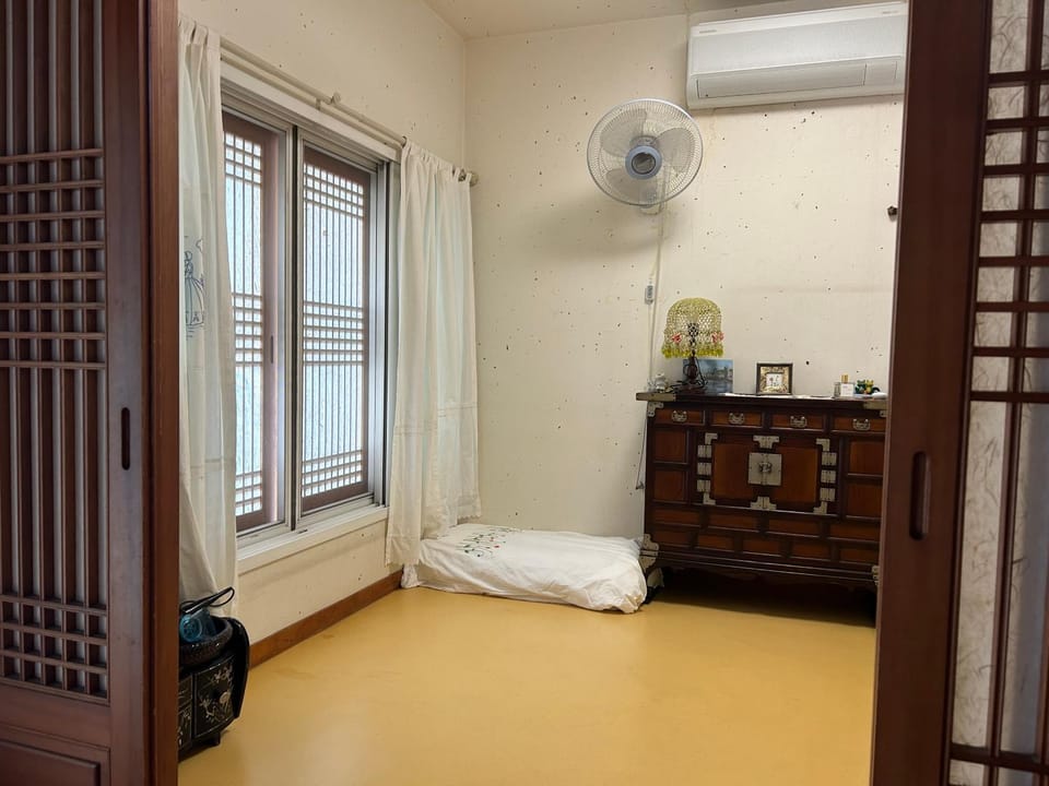Eugene Hanok Stay Bed and Breakfast in Seoul
