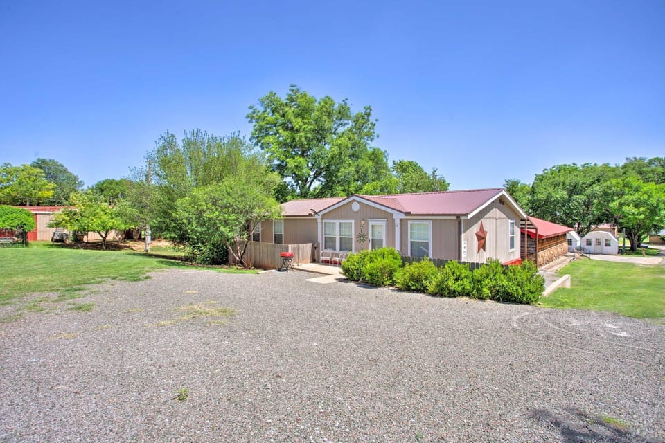 Spacious House ~ 1 Mi to Lake & Boat Ramp! House in Oklahoma