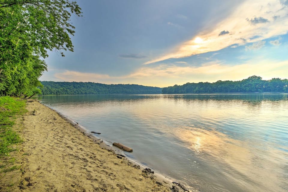 Ohio River Views Home with Fireplace and Deck! House in Indiana