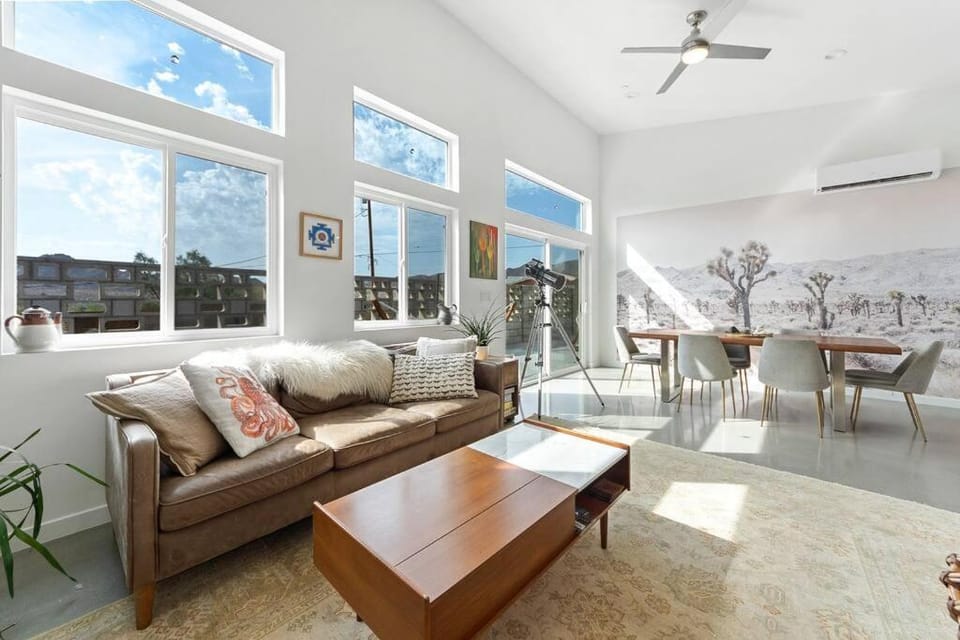 Living room, Seating area, Dining area, fireplace