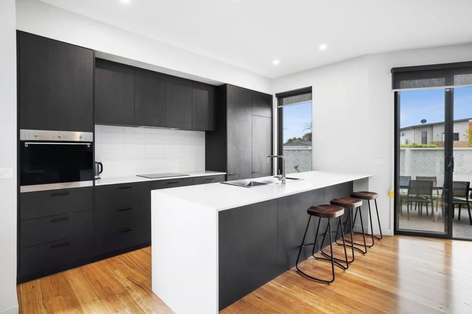 Kitchen or kitchenette, minibar, stove