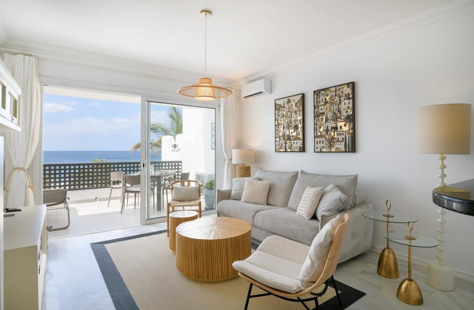 View (from property/room), Balcony/Terrace, Living room, Seating area, Sea view, air conditioner