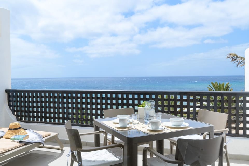 Day, Natural landscape, View (from property/room), Seating area, Dining area, Sea view