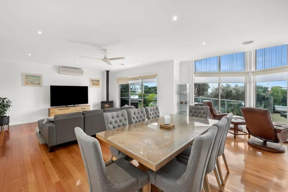 Communal lounge/ TV room, TV and multimedia, Living room, Seating area, Dining area
