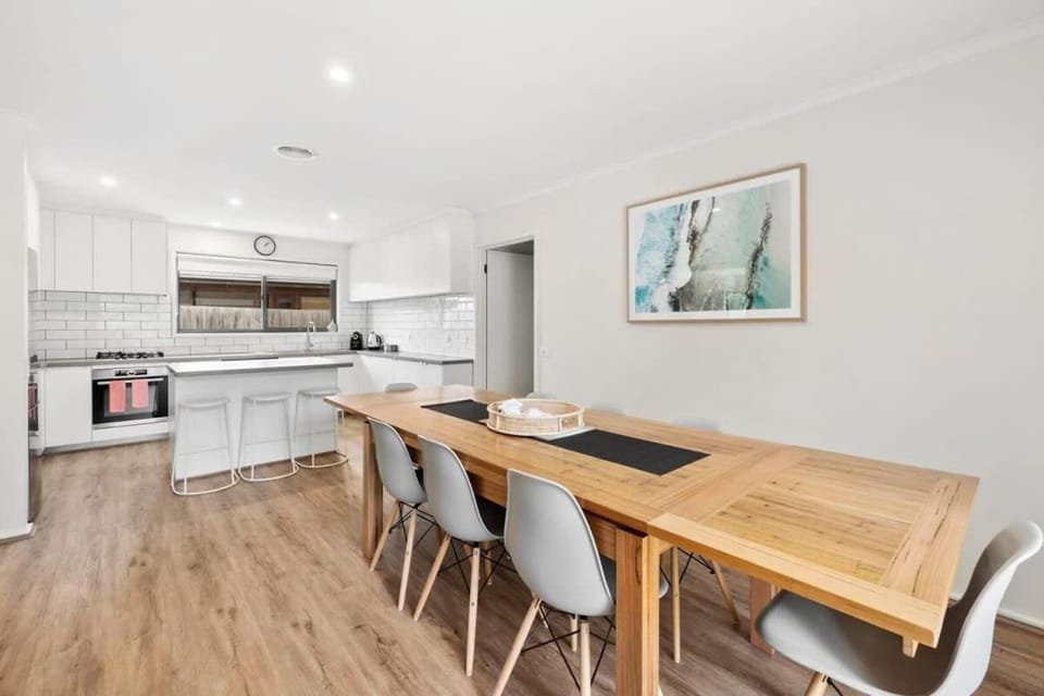 Kitchen or kitchenette, Dining area, stove