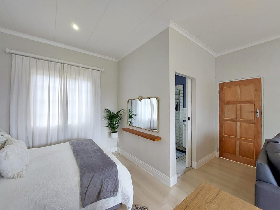 Bed, Living room, Photo of the whole room, Seating area, Bedroom