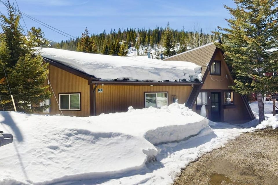 Skiing Sanctuary House in Winter Park
