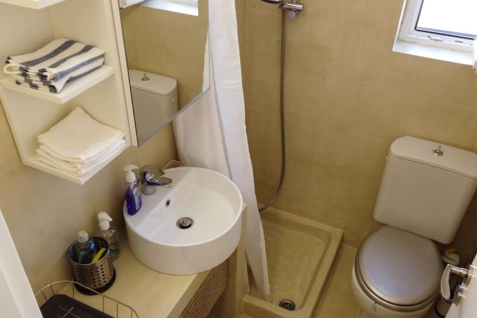 Rooftop Studio Apt - 5 Min Walk to Holargos Metro Apartment in Chalandri