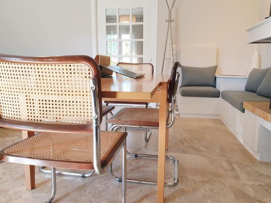 Rooftop Studio Apt - 5 Min Walk to Holargos Metro Apartment in Chalandri