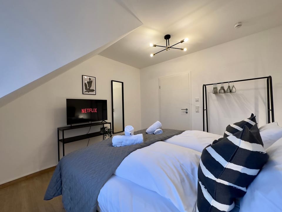 Bed, TV and multimedia, Photo of the whole room, Bedroom