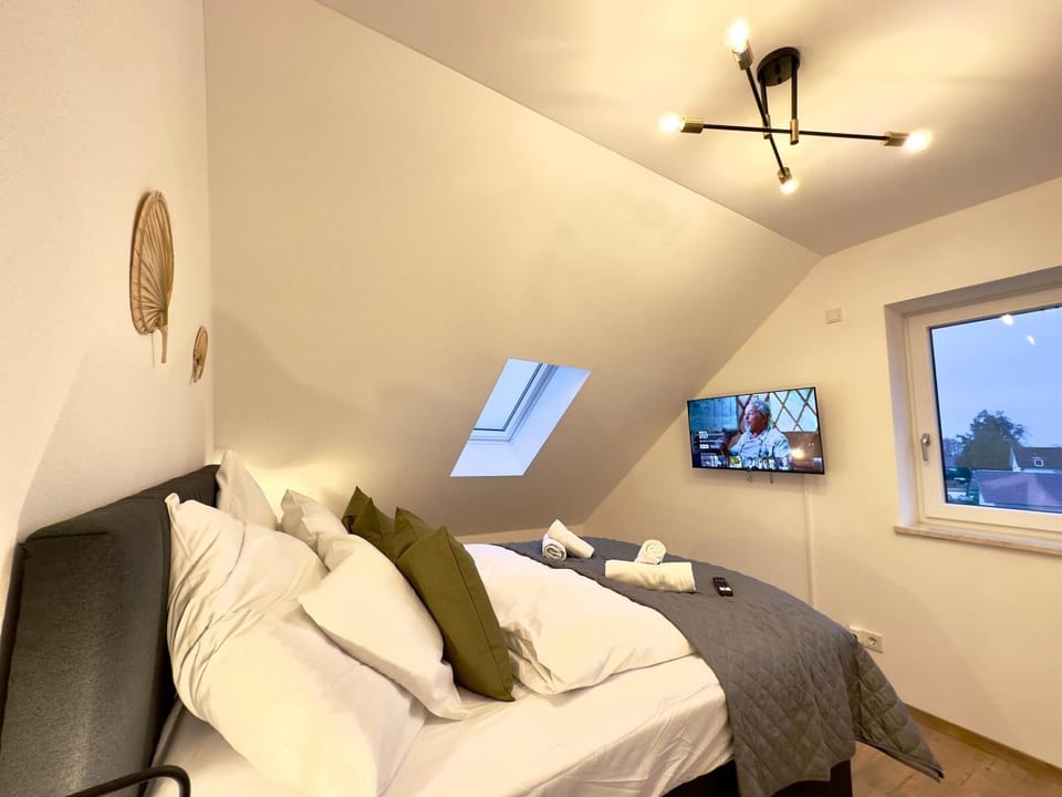 Bed, TV and multimedia, Photo of the whole room, Bedroom, towels