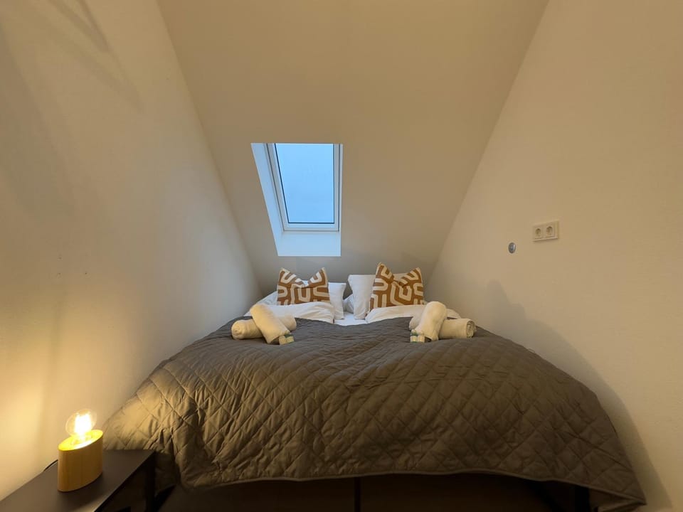 Bed, Photo of the whole room, Bedroom, towels
