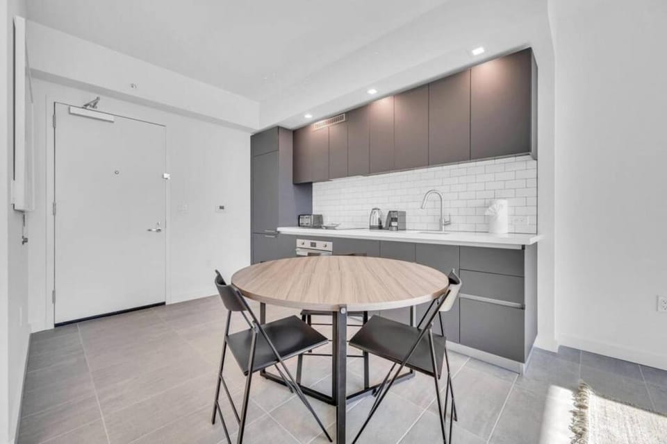 Modern 1 Bed Condo across from Bayside in Downtown House in Miami
