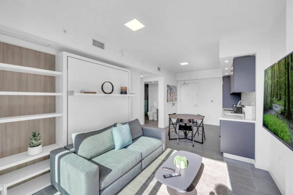 Modern 1 Bed Condo across from Bayside in Downtown House in Miami