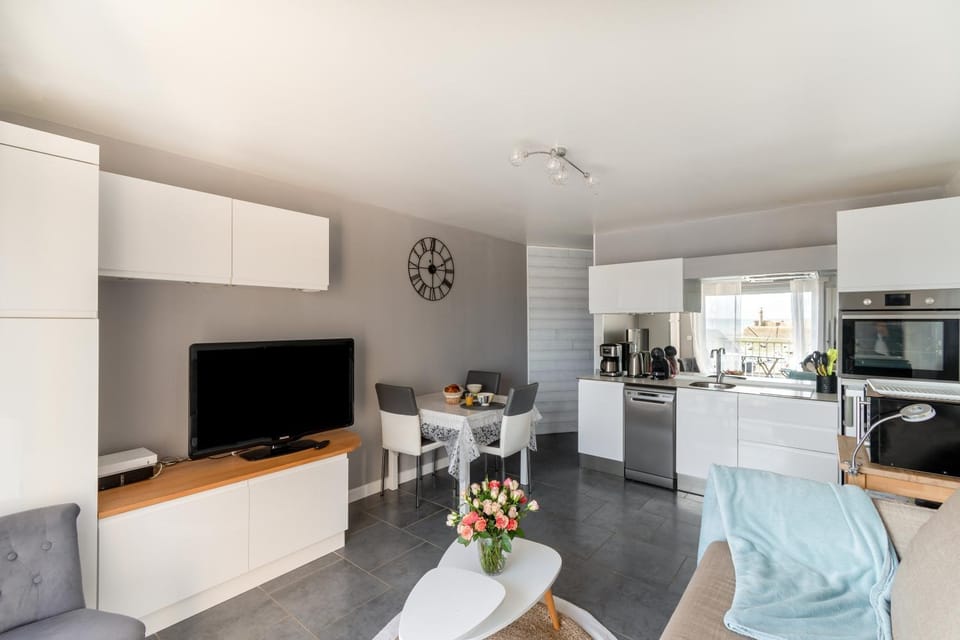 Kitchen or kitchenette, Living room, Dining area