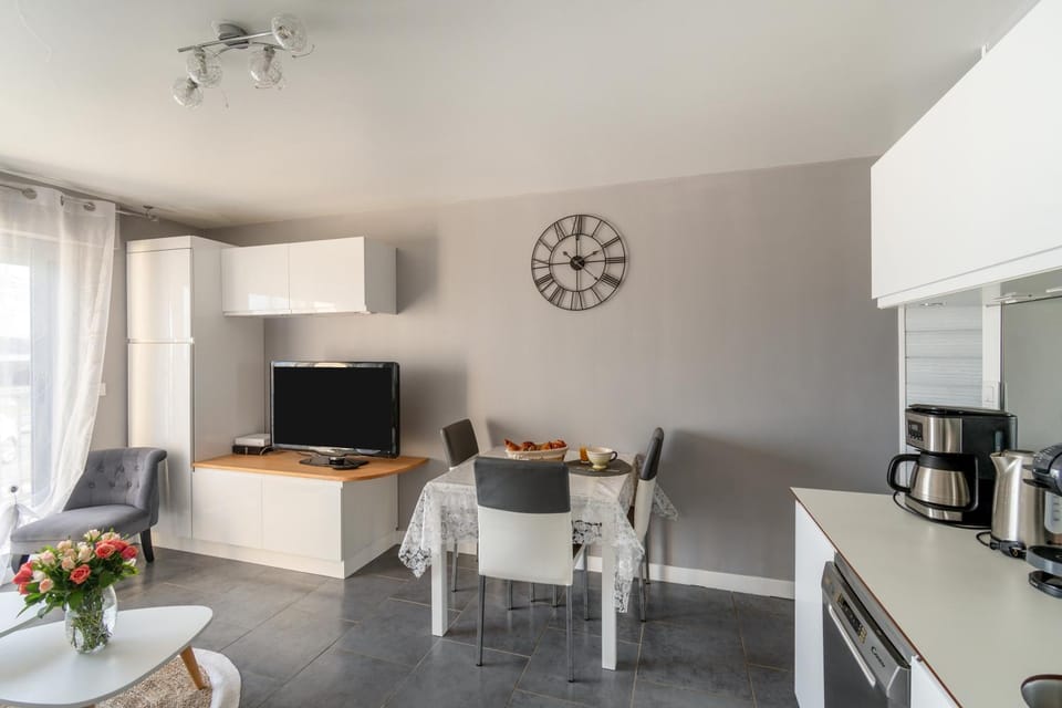 Kitchen or kitchenette, Living room, Dining area