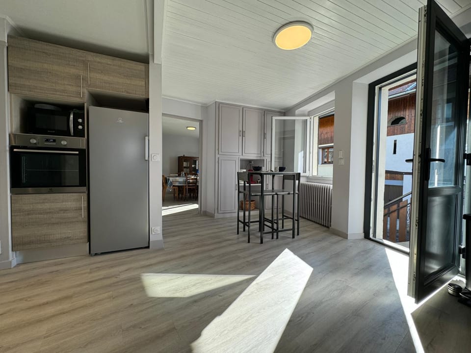 Property building, Day, Breakfast, pet friendly, kitchen
