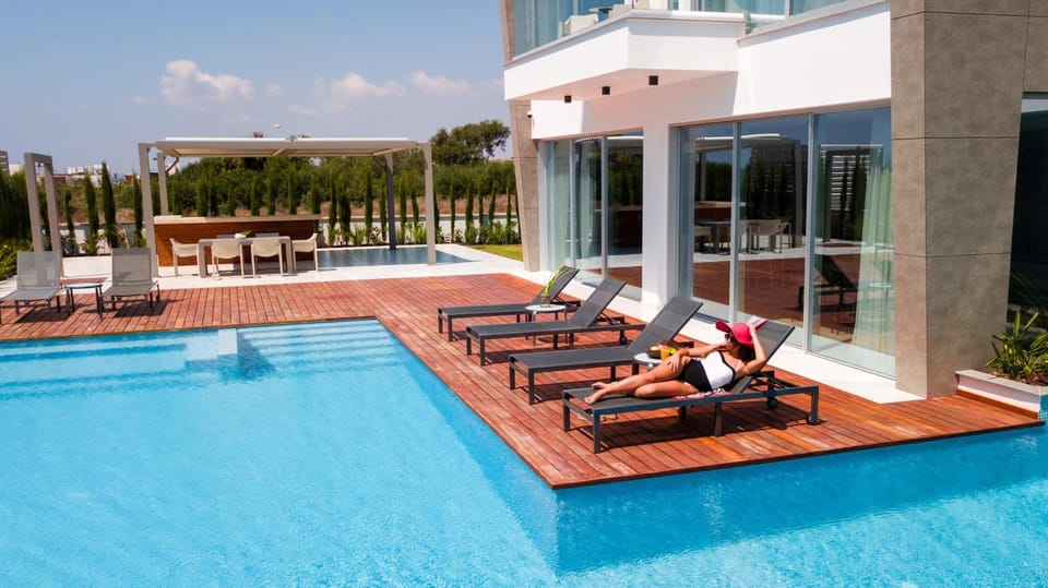 Day, Pool view, Swimming pool, sunbed