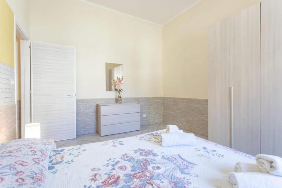 Photo of the whole room, Bedroom, wardrobe