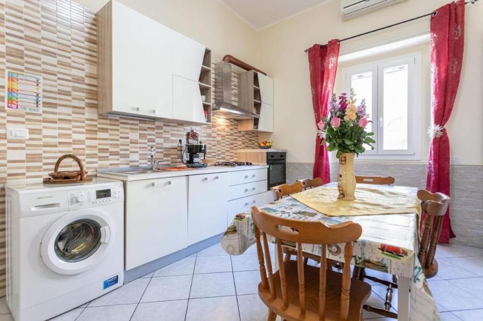 Kitchen or kitchenette, Dining area, washing machine
