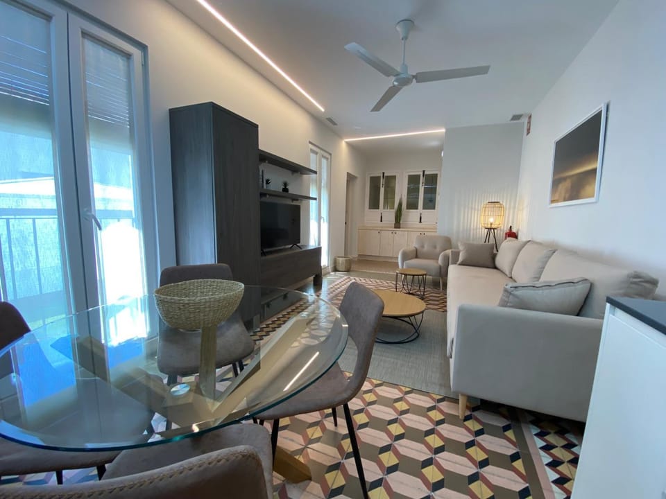 TV and multimedia, Living room, Dining area, fireplace