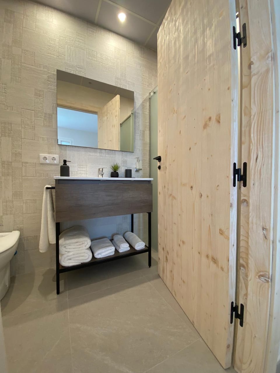 Shower, Toilet, Bathroom, towels