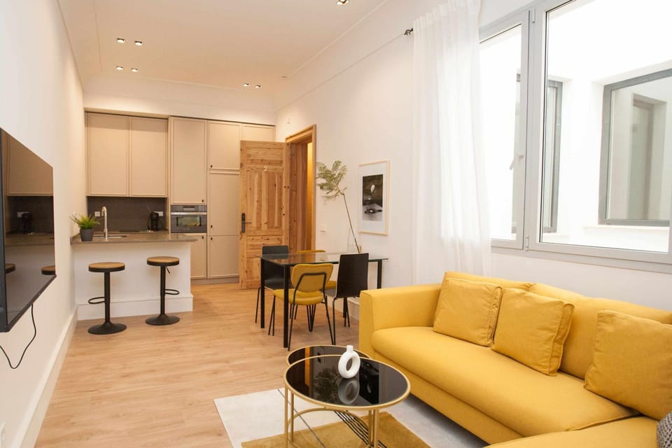 TV and multimedia, Living room, Seating area, Dining area