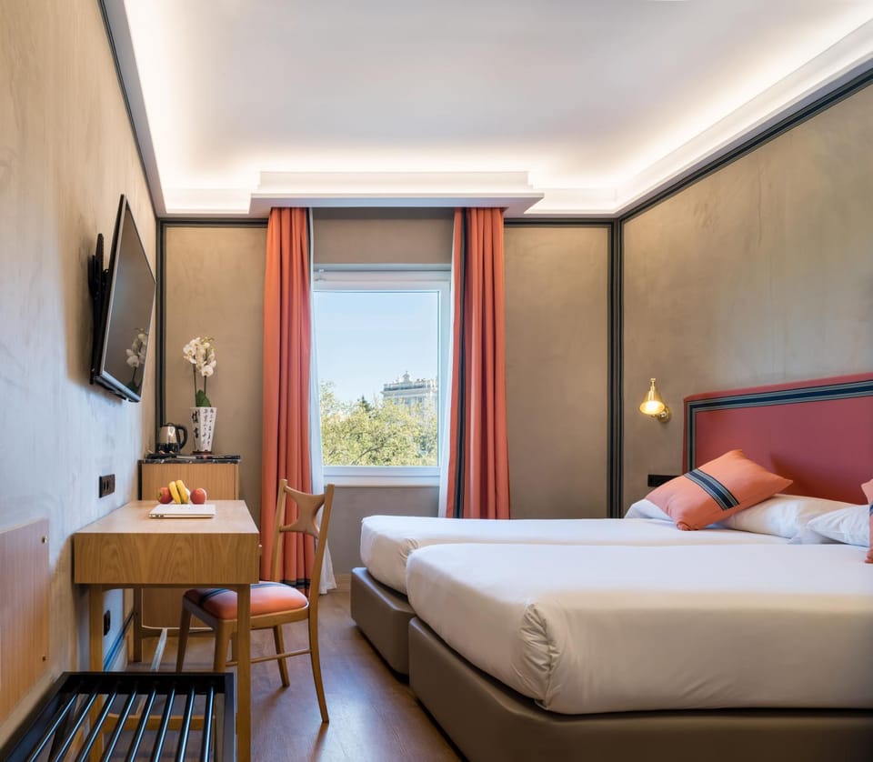 Bed, TV and multimedia, Photo of the whole room, Bedroom