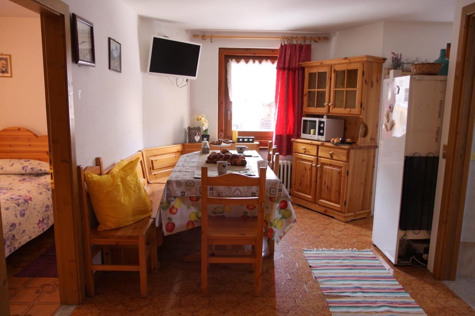 Communal lounge/ TV room, TV and multimedia, Living room, Seating area, Dining area, minibar