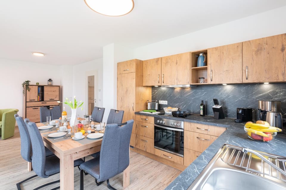 Kitchen or kitchenette, Dining area