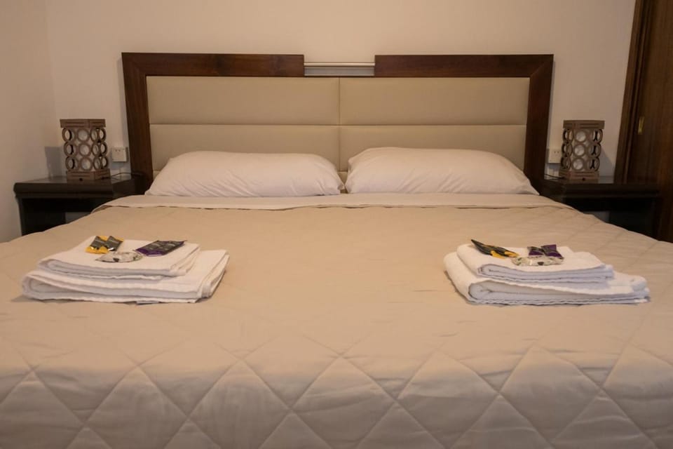 Bed, towels
