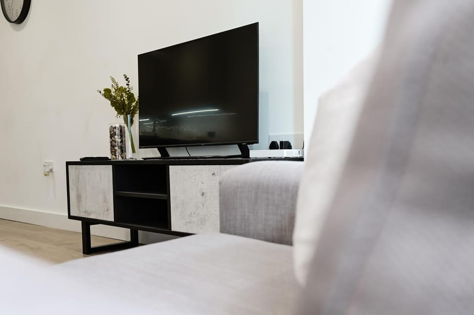 TV and multimedia, Living room, Seating area, Evening entertainment
