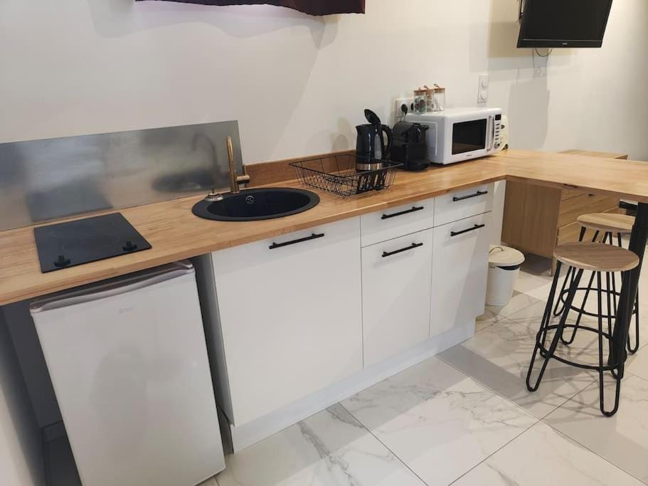 Kitchen or kitchenette, Dining area, stove