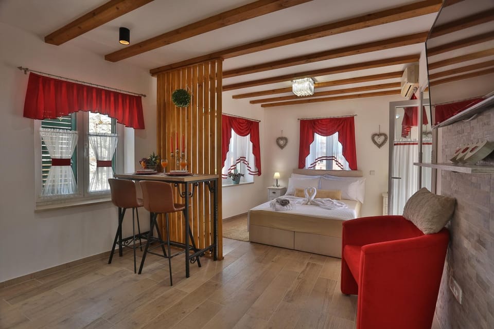 Bed, Seating area, Dining area