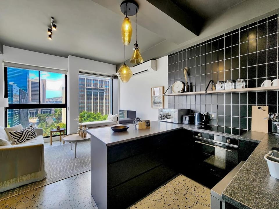 9th floor modern, elegant stay in City Pool Apartment in Cape Town