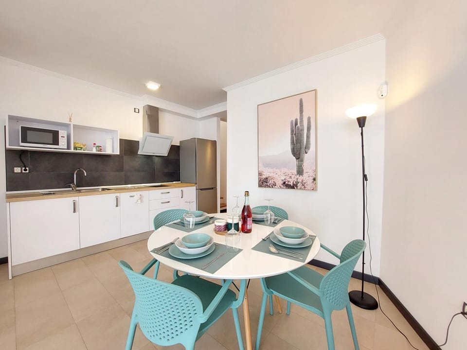 Kitchen or kitchenette, Dining area, minibar