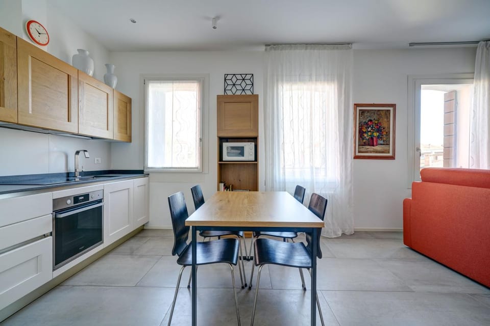 Kitchen or kitchenette, Dining area, oven, stove