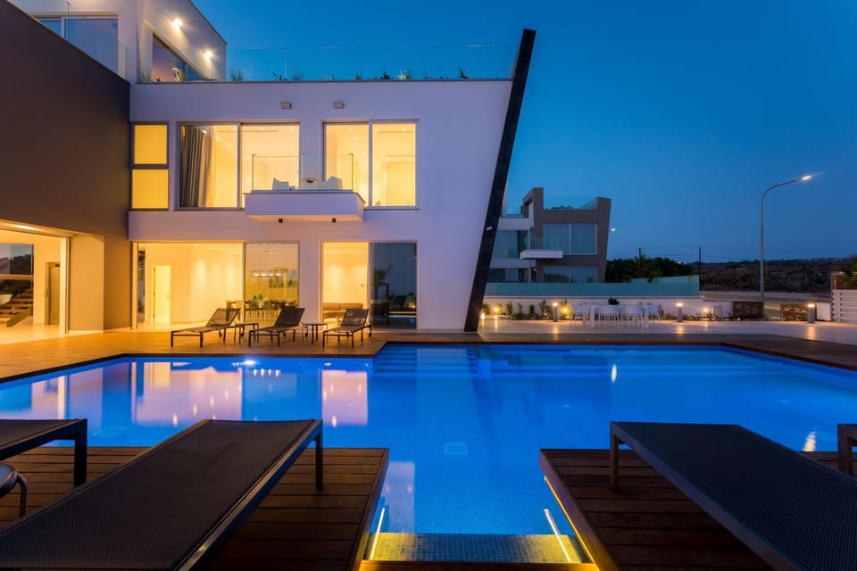 Night, Pool view, Swimming pool, Swimming pool, sunbed